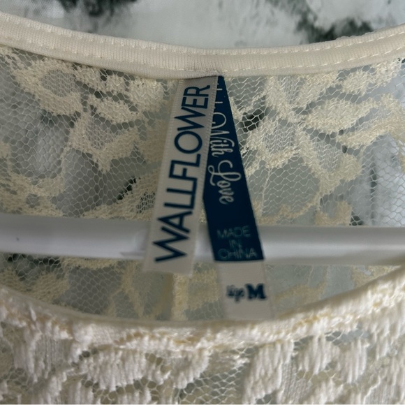 Wallflower Lace Dress - Picture 4 of 10